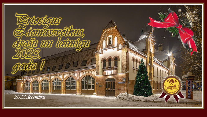 sarkanu ķieģeļu ēka ar tornīti un 