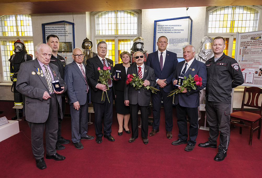 Latvijas Ugunsdzēsības muzeja Slavas zāle. Černobiļas AES seku likvidēšanas dalībnieku un VUGD vadības kopbilde.
