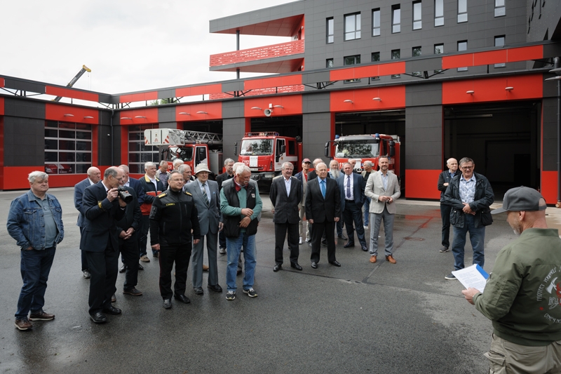 Pasākuma dlībnieki pie ugunsdzēsības depo Jaunpils ielā 13