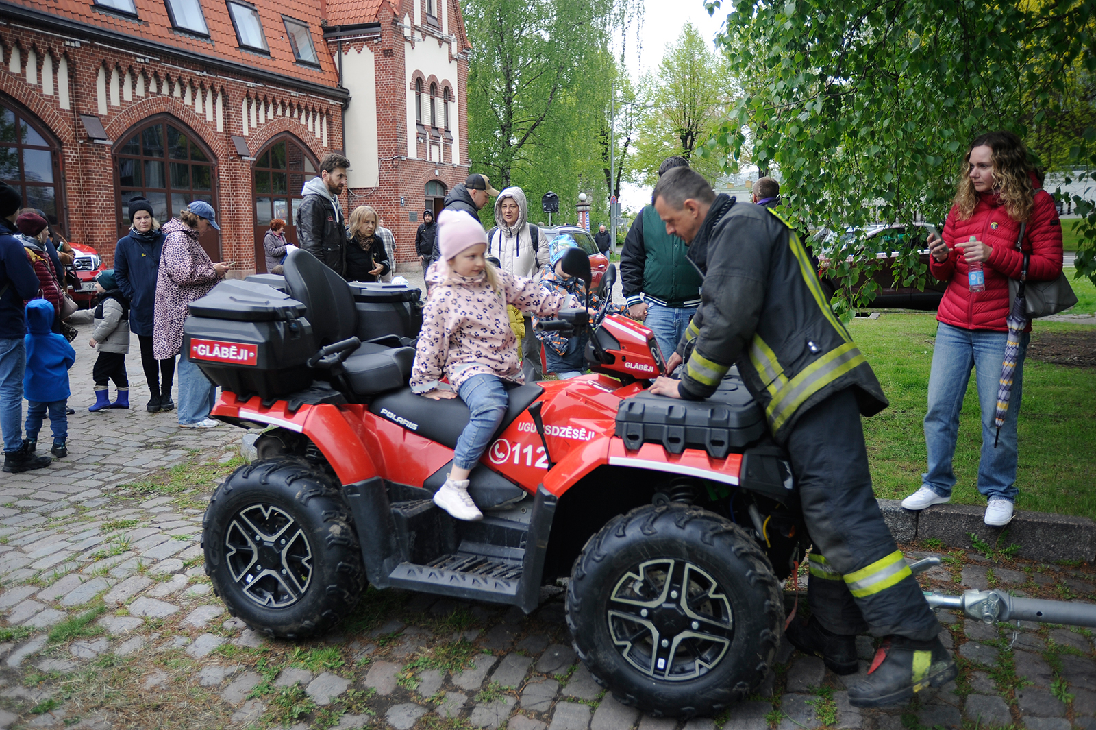 Bērni pie ugunsdzēsības kvadracikla