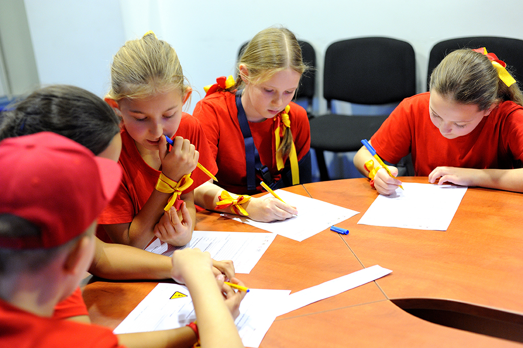 Dalībnieki atrisina uzdevumu