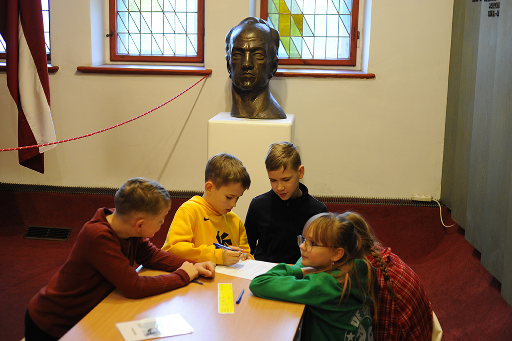 dalībnieki veic uzdevumu izpildi