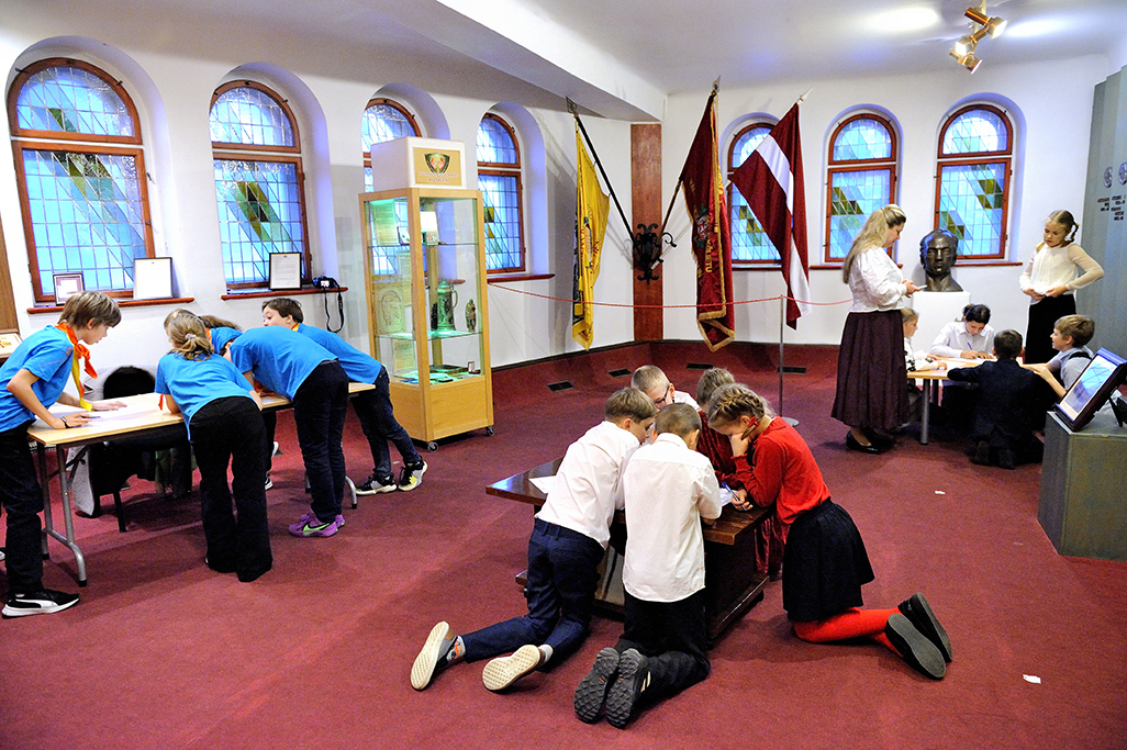 Trīs komandas Slavas zālē 