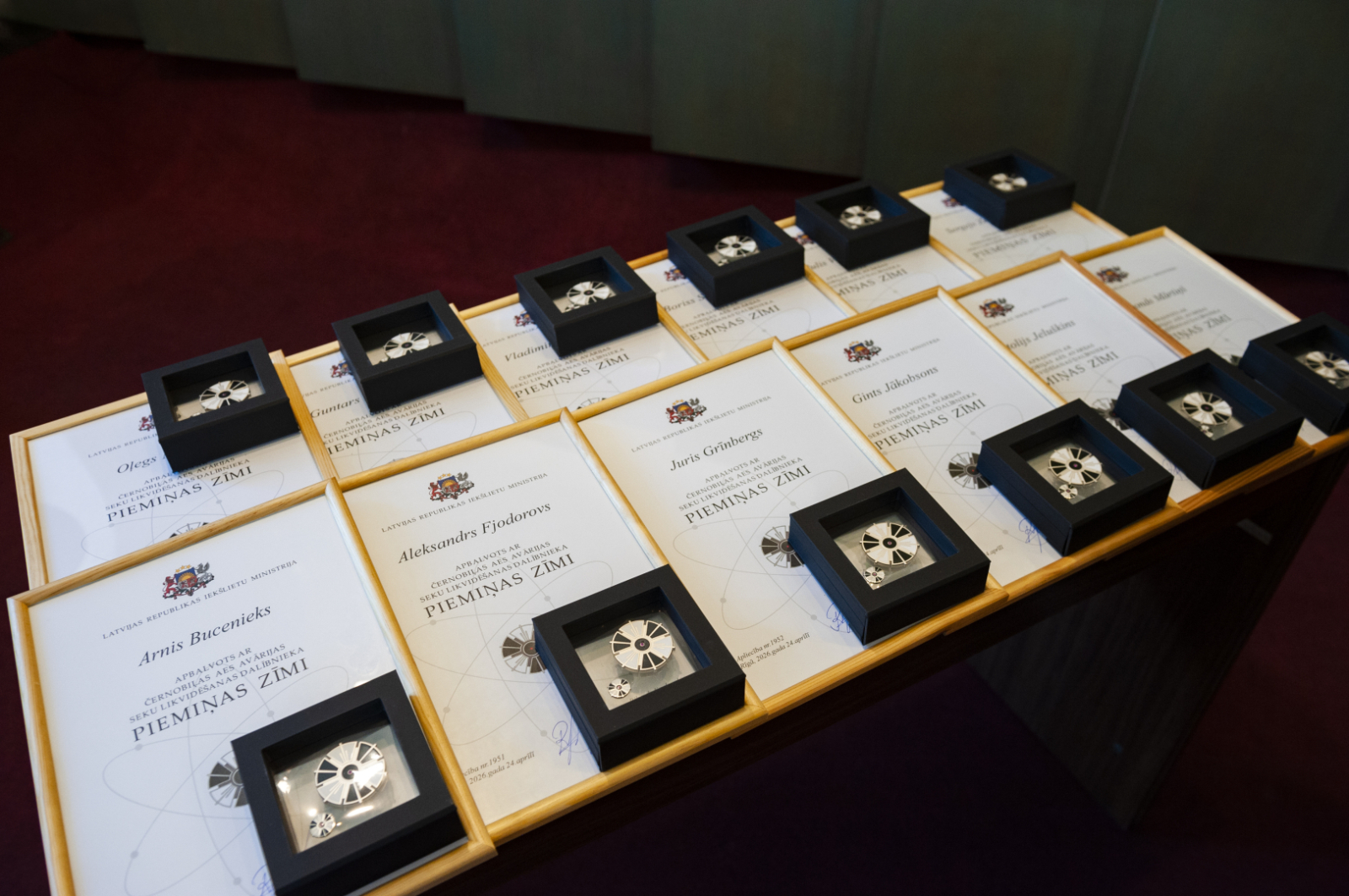 Uz galda izvietoti apbalvojumi