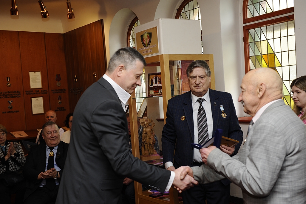 Apbalvojumu saņem Dainis Pēteris Kļaviņš