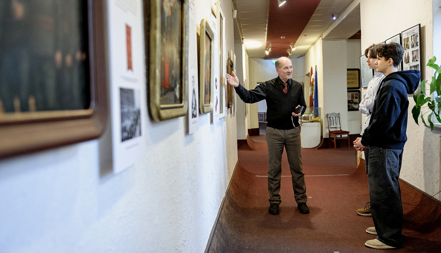 Muzeja direktors A.Mednis  iepazīstina ēnotājus ar muzeja ekspozīciju