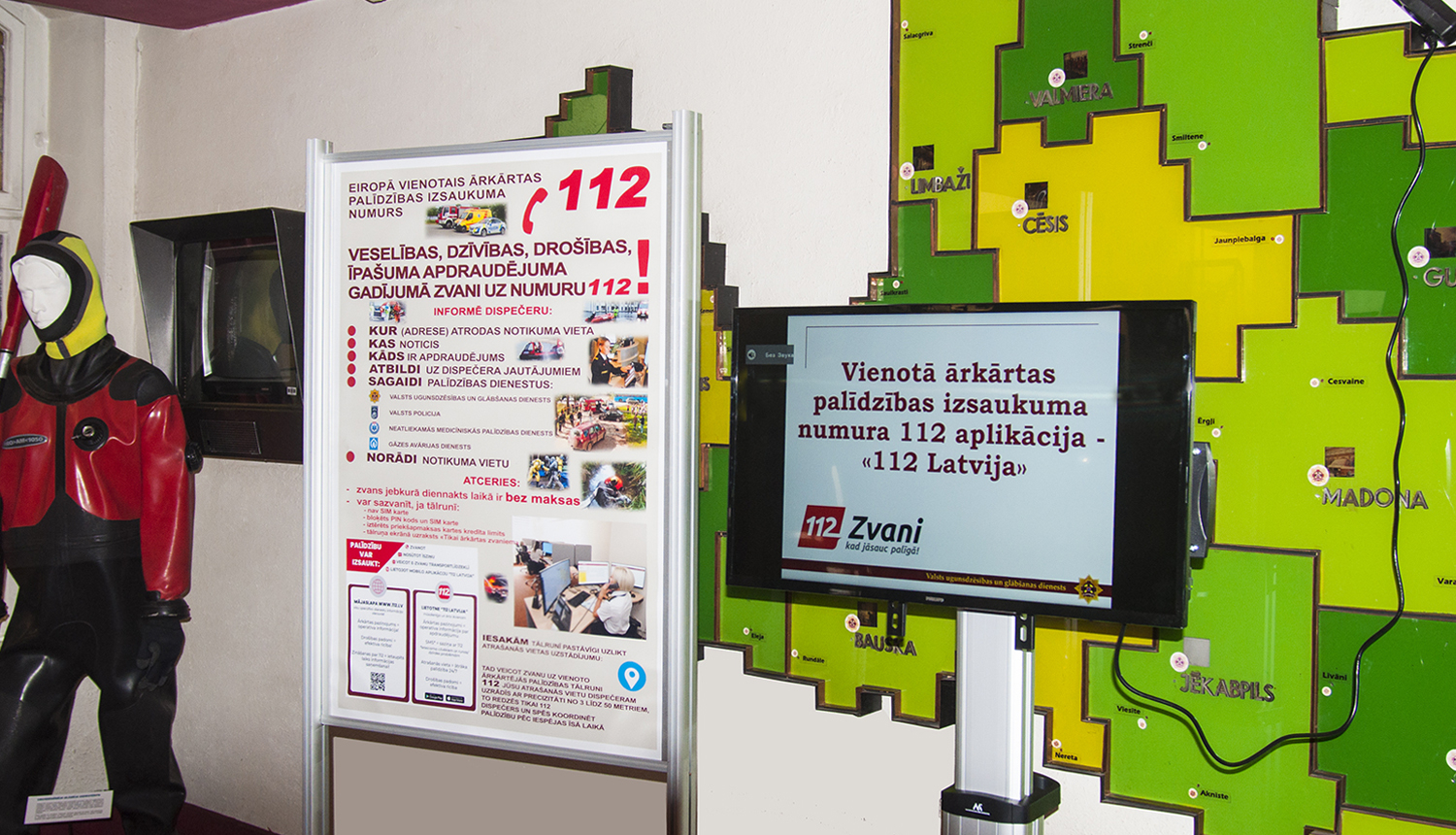 Attēlā  stends par 112 izaukuma numuru