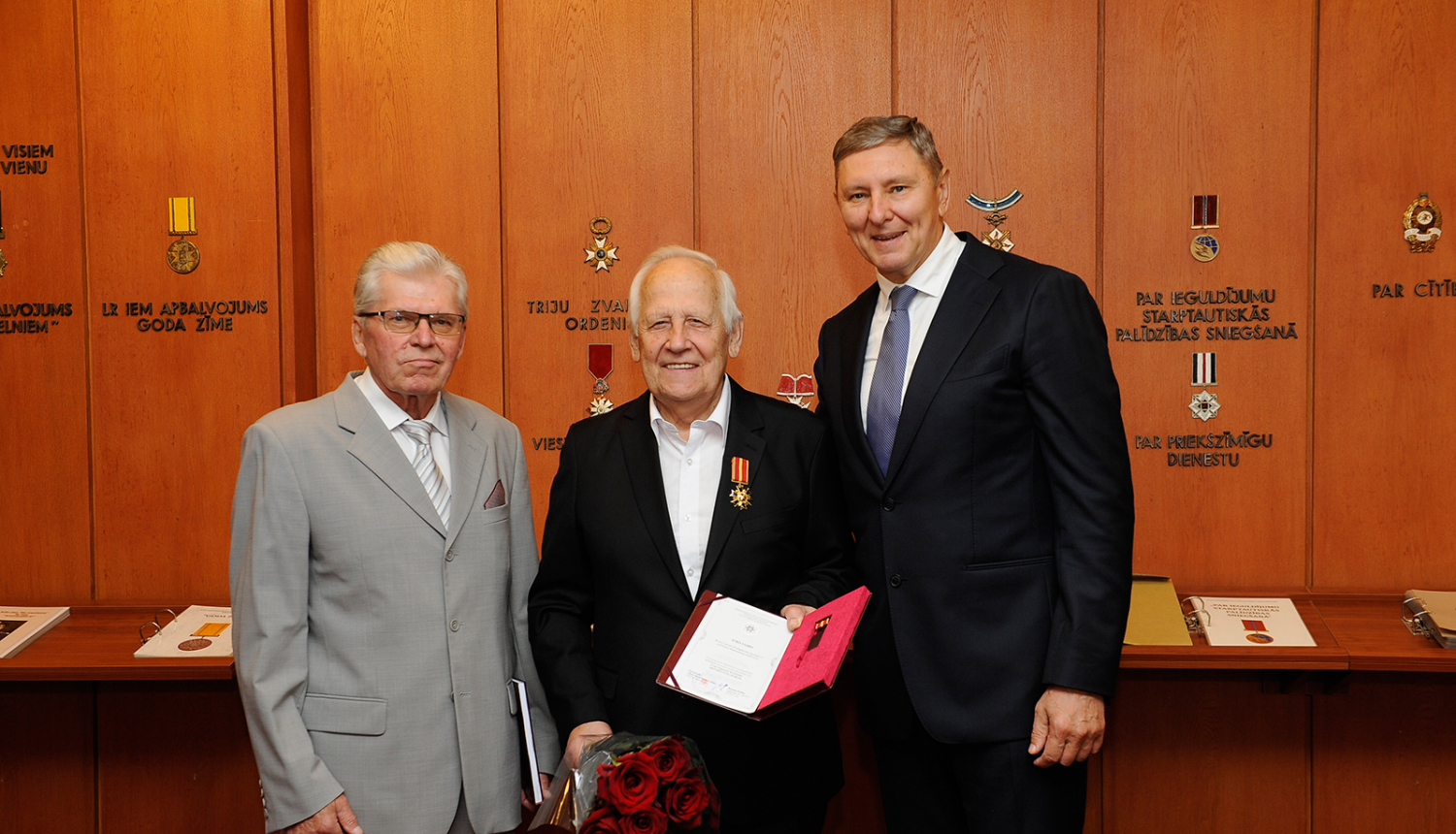 Juris Ļabis ar viesiem muzeja Slavas zēlē