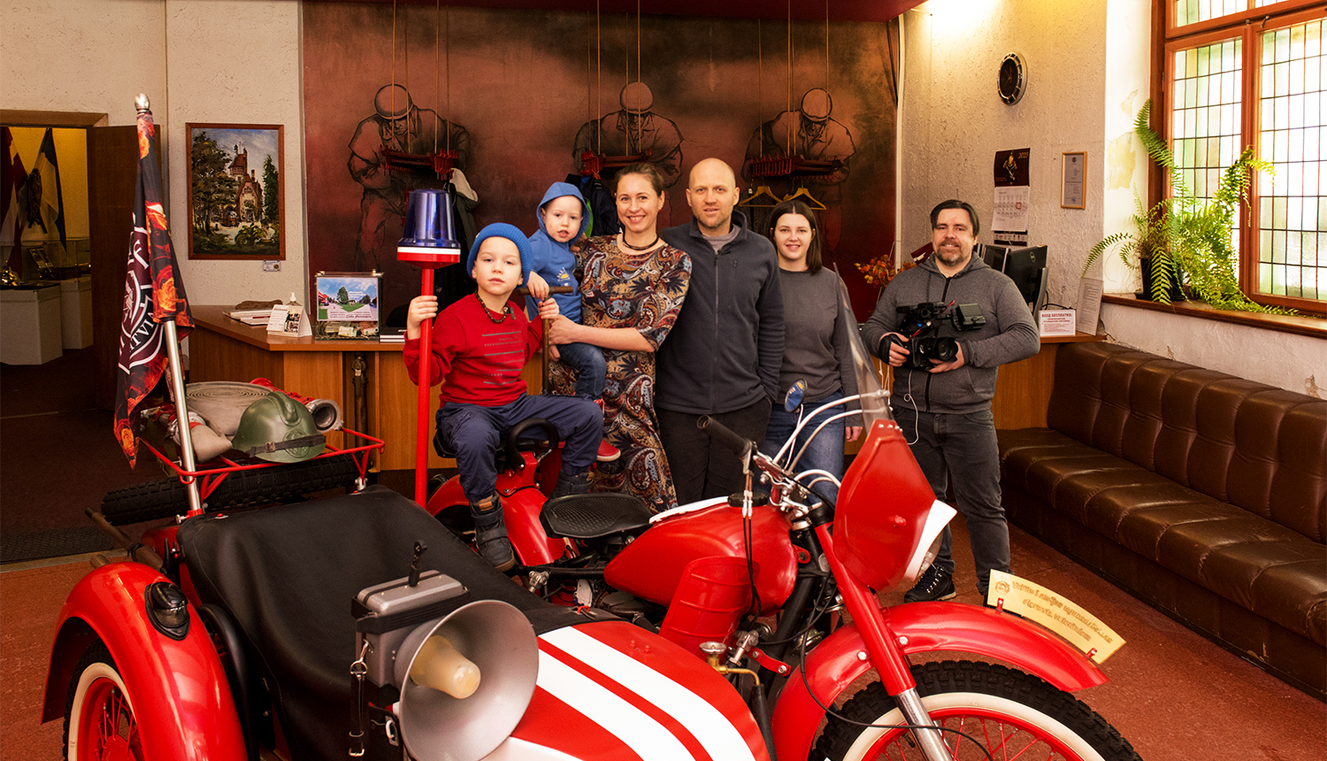 Uģa Kuģa ģimenes kopbilde muzeja vestibilā