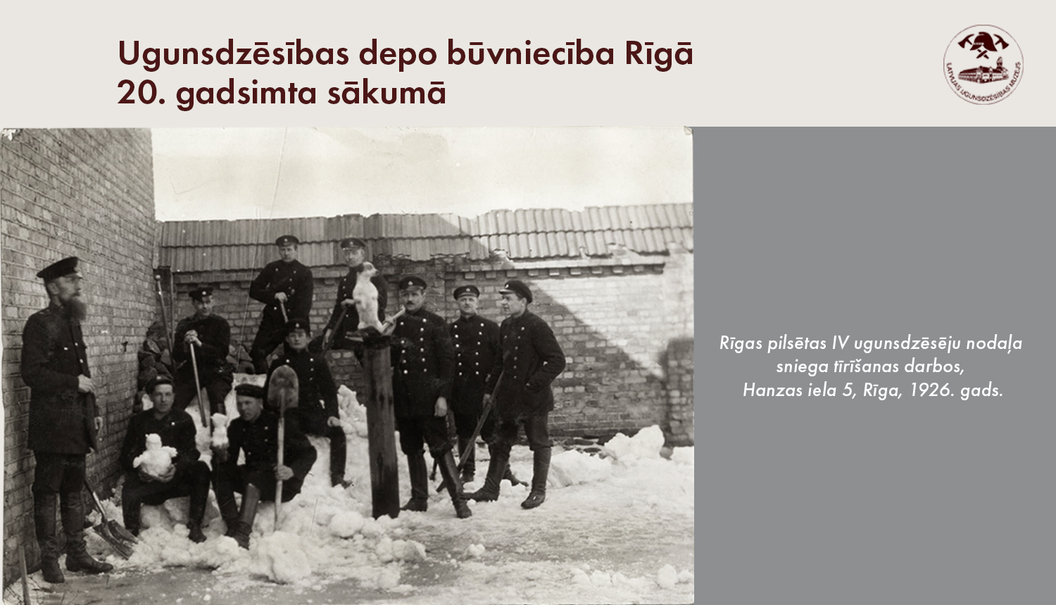 Rīgas pilsētas IV ugunsdzēsēju nodaļas ugunsdzēsēji tīra sniegu Hanzas ielas depo pagalmā