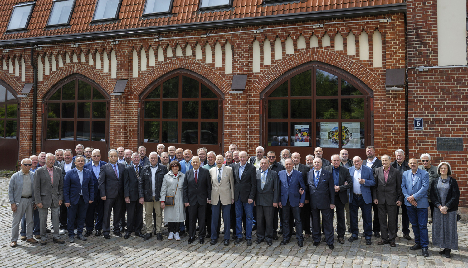 Ugunsdzēsības veterāni pie depo ēkas, Hanzas ielā 5