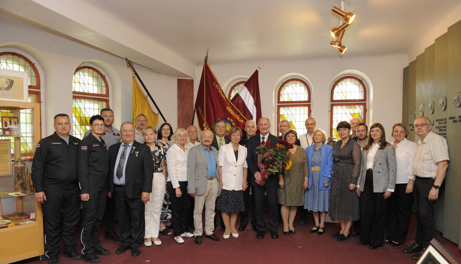 Apsveicēji muzeja Slavas zālē kopbilde