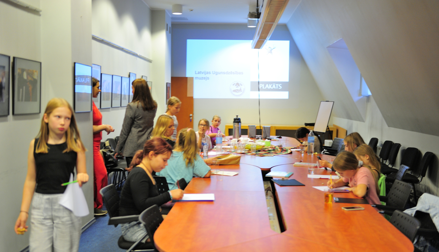 Bērni zīmē  muzeja konferenču zālē