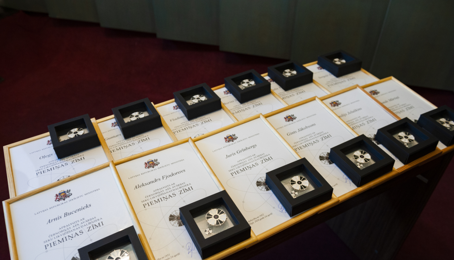 Uz galda izvietoti apbalvojumi