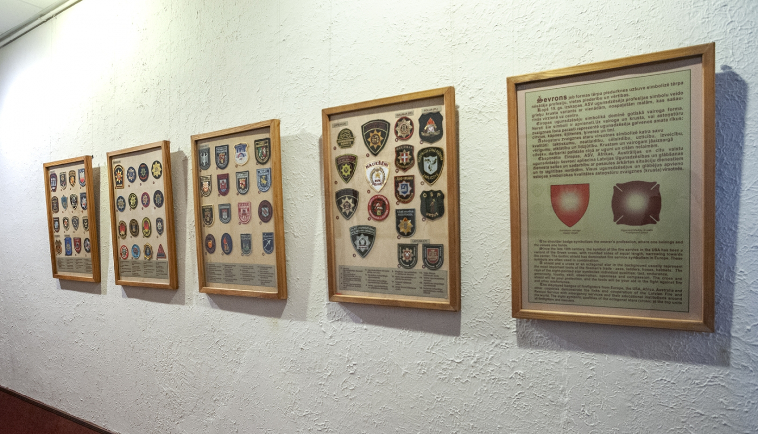 Ievadplanšete ar tekstu un trīs planšetes ar šervoniem