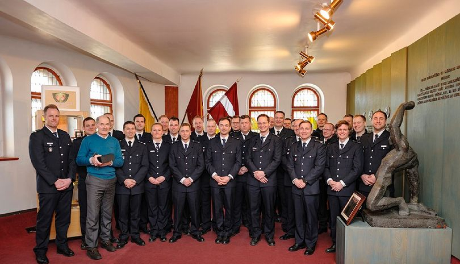 Foto Hamburgas ugunsdzēsēji un muzeja direktors A.Mednis muzeja Slavas zālē
