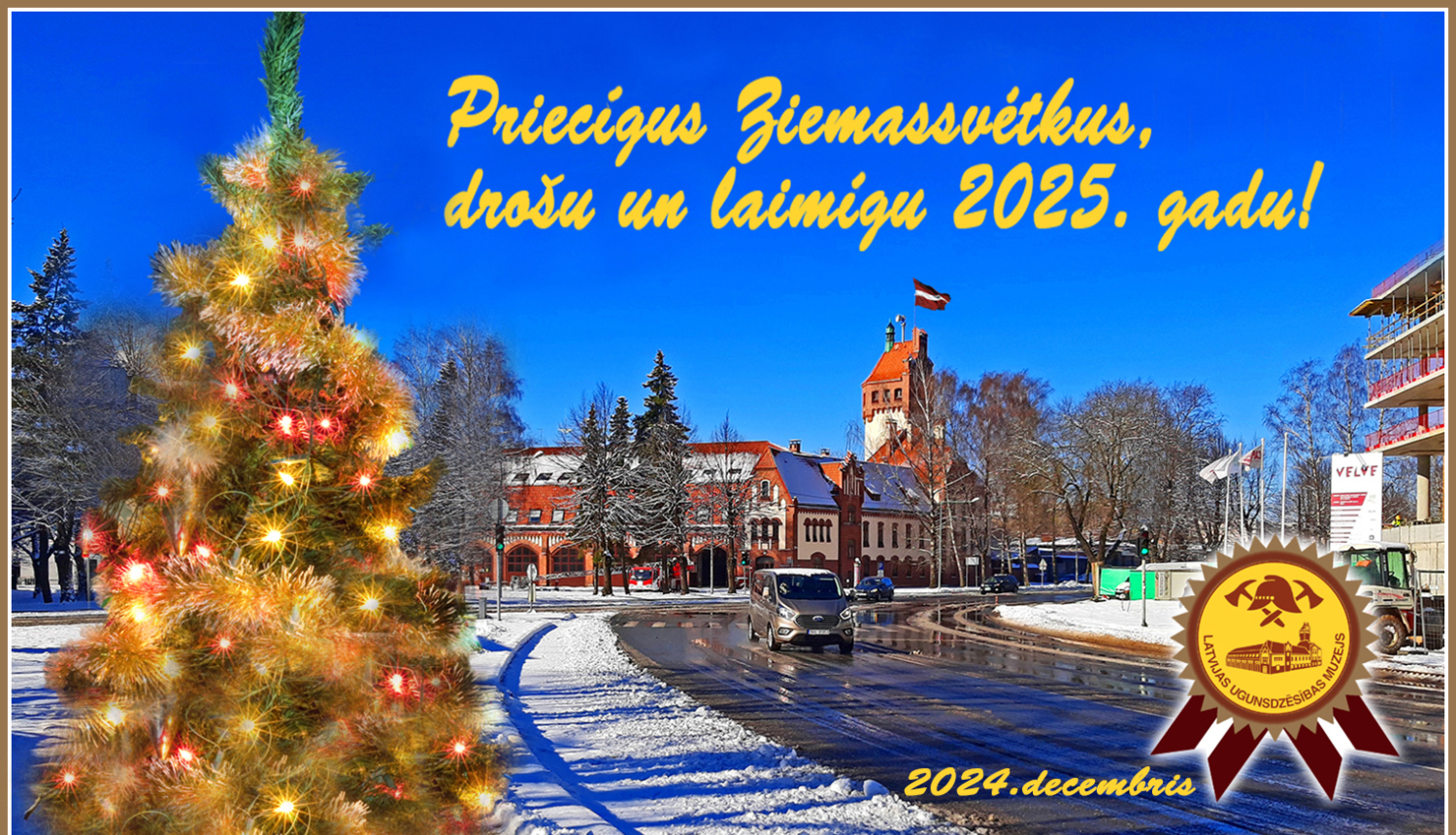 Apsveikuma kartīte priekšplānā izrotāta Ziemassvētku egle, fonā Latvijas Ugunsdzēsības muzeja ēka, Hanzas ielā 5 Rīga