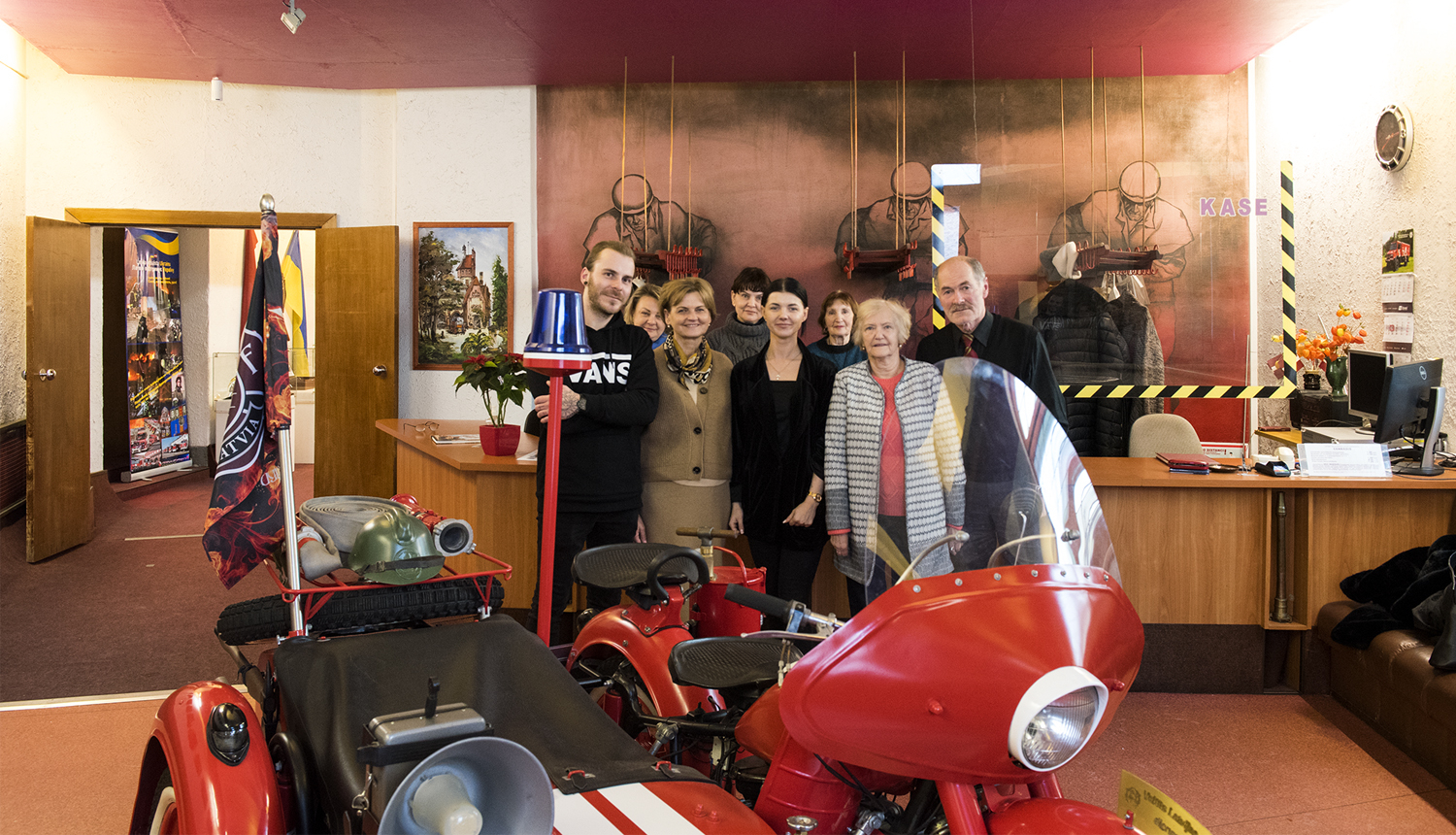 Kopbilde Saldus tehnikuma delegācija un muzeja darbinieki muzeja foajē