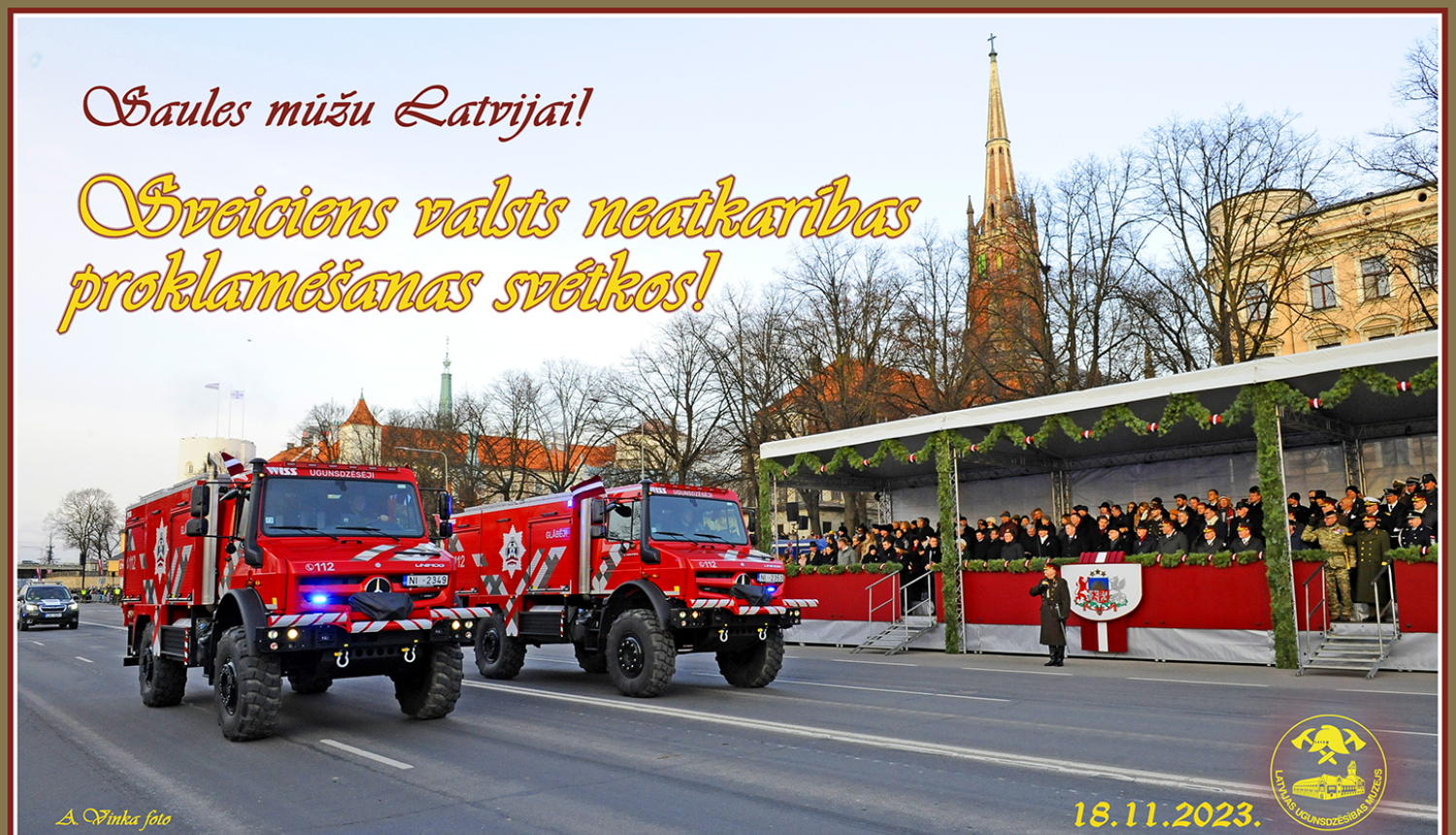 Parāde 11.novembra krastmalā, priekšplānā divas ugunsdzēsēju mašīnas