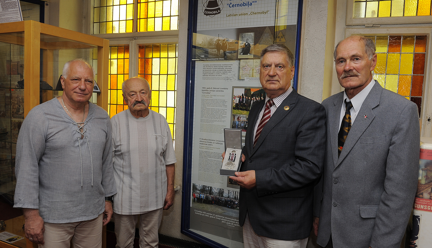 Attēlā muzeja direktors Aivars Mednis ar Latvijas Savienība "Černobiļa" valdes priekšsēdētāju A.Vērzemnieku un valdes locekļiem  Māri Šopu un Ilmāru Kalniņu muzejā