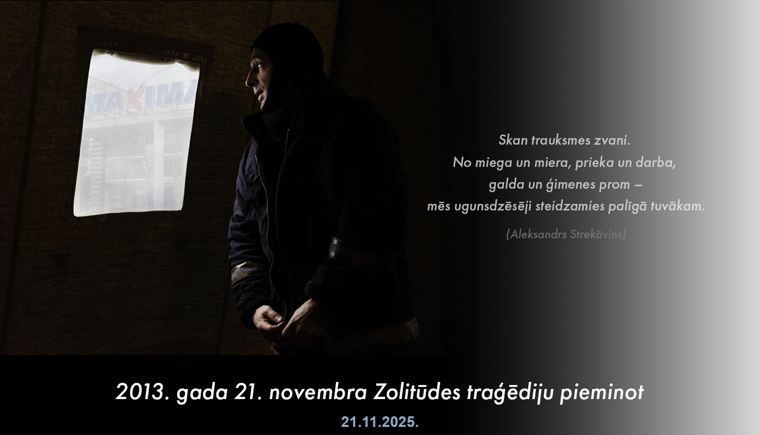 Attēlā ugunsdzēsējs darba apģērbā pie telts loga noraugās uz sagrauto Maxima veikalu