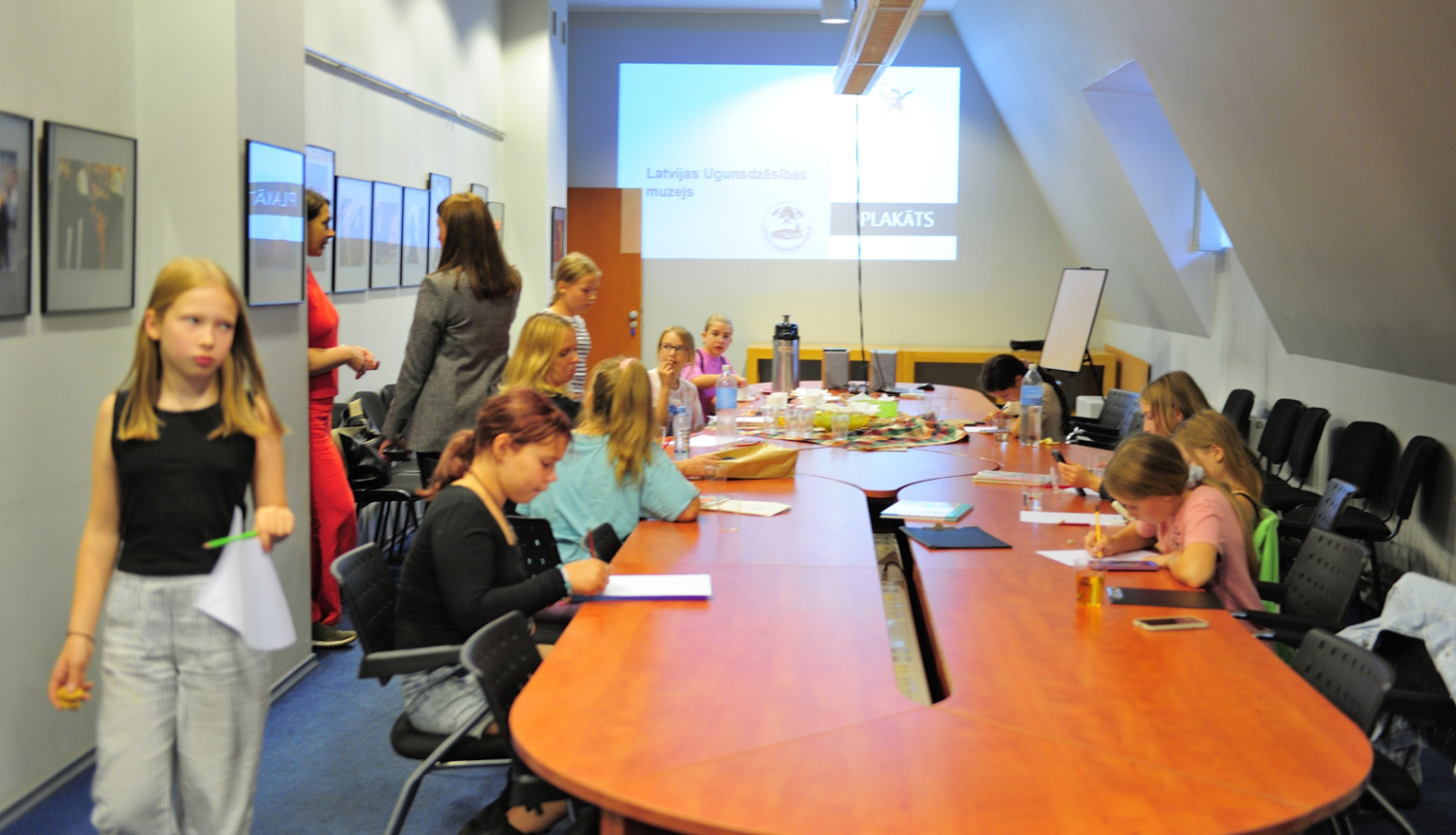 Bērni zīmē  muzeja konferenču zālē