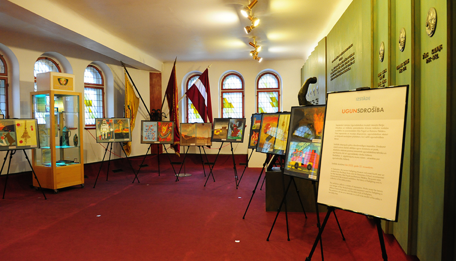 Muzeja Slavas zālē uz molbertiem izvietoti bērnu zīmējumi