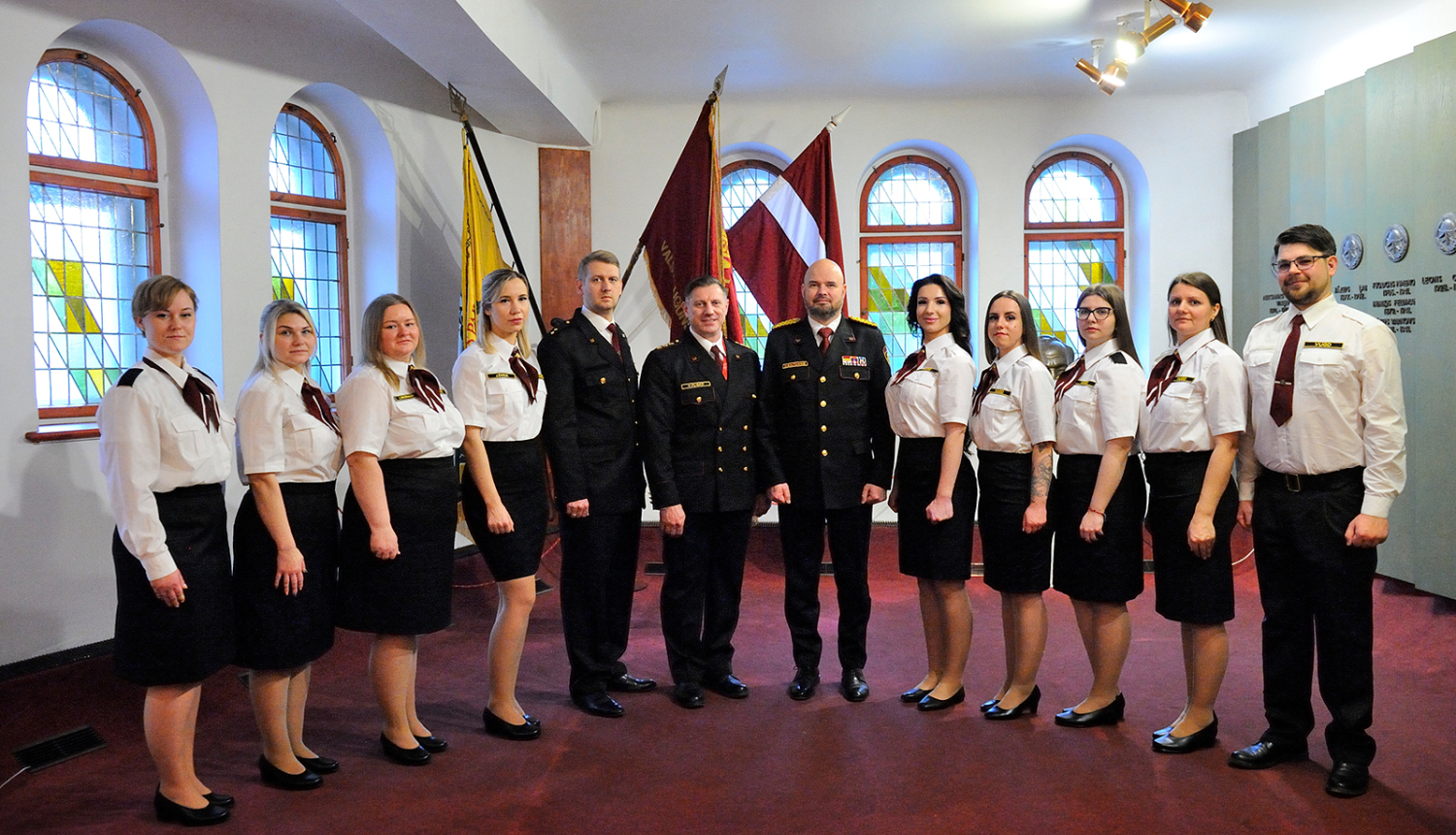 Kopbilde jaunās VUGD amatpersonas un VUGD vadība muzeja Slavas zālē pēc zvēresta došanas